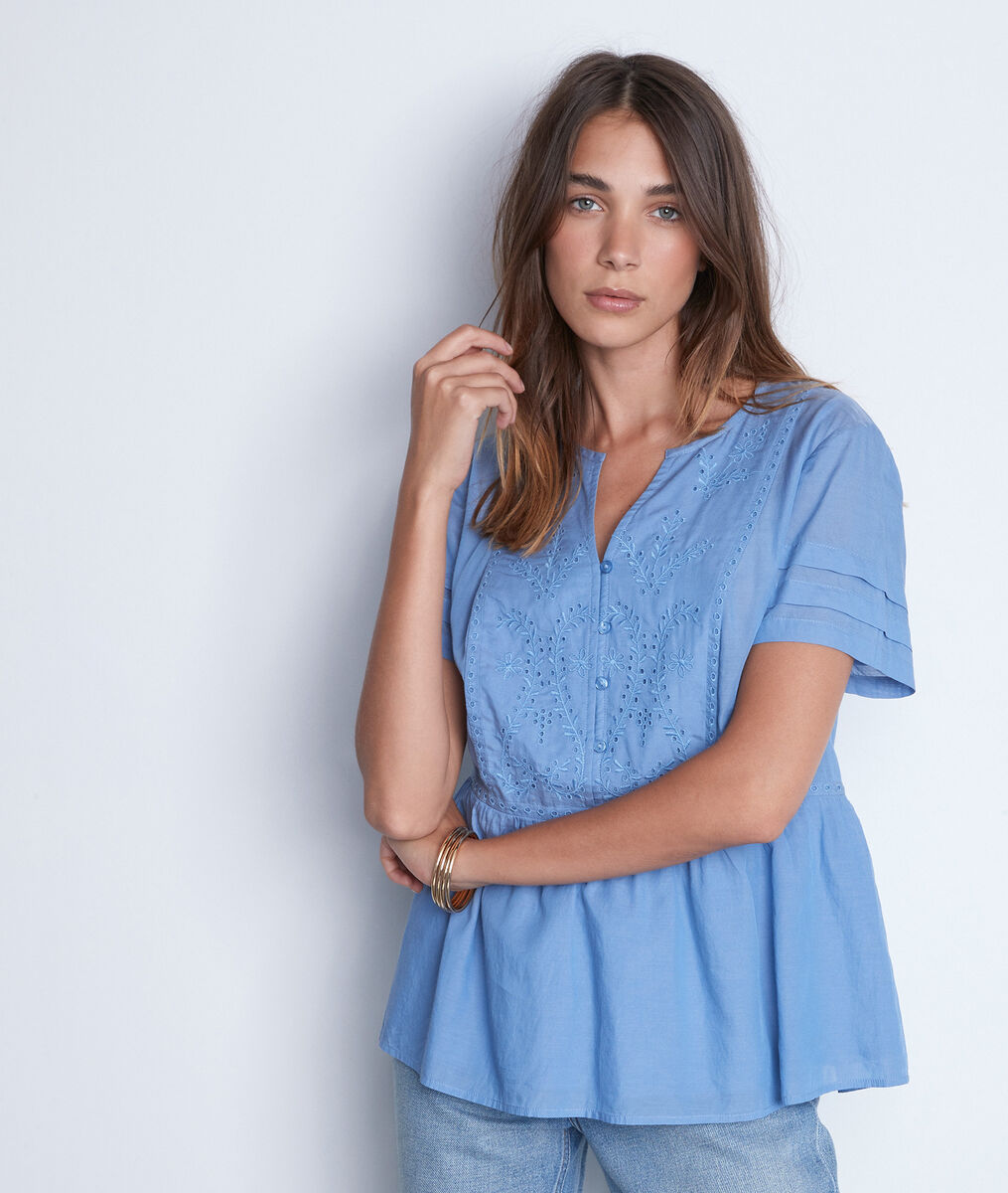 Blouse à manches courtes brodée bleu ciel Auriane | 1-2-3 Blouse à manches courtes brodée bleu ciel Auriane PhotoZ | 1-2-3