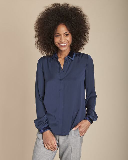 Chemise marine satinée col velours maya marine.