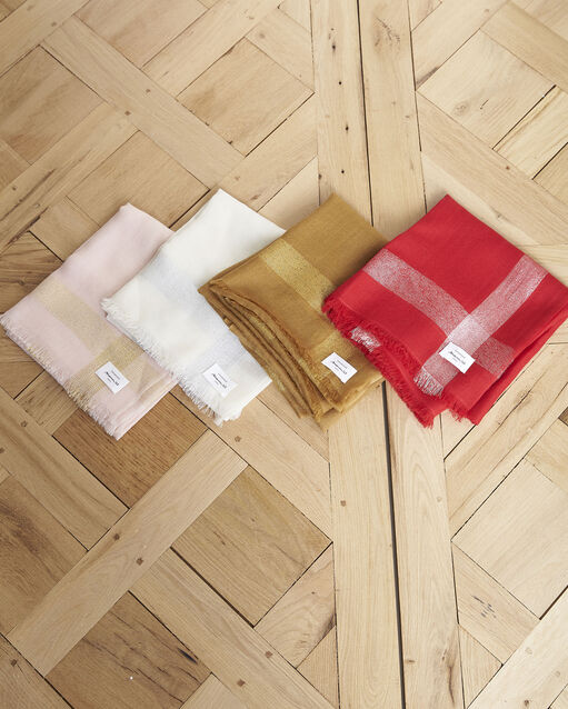 Foulard ambre brillant galet ocre.