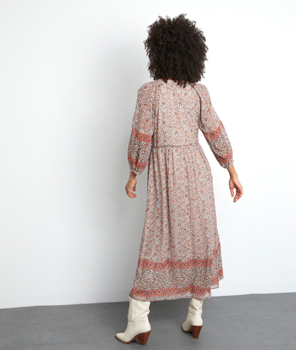 Robe longue imprimée vieux rose satine poudre.