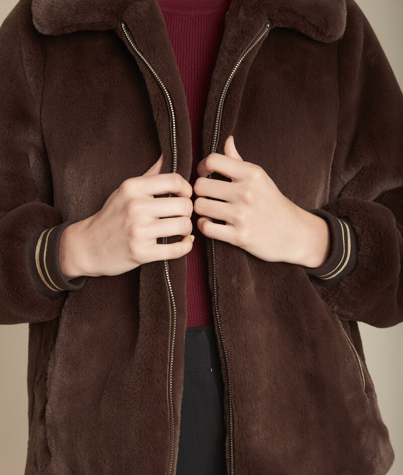 Manteau en fausse fourrure theo marron fonce.