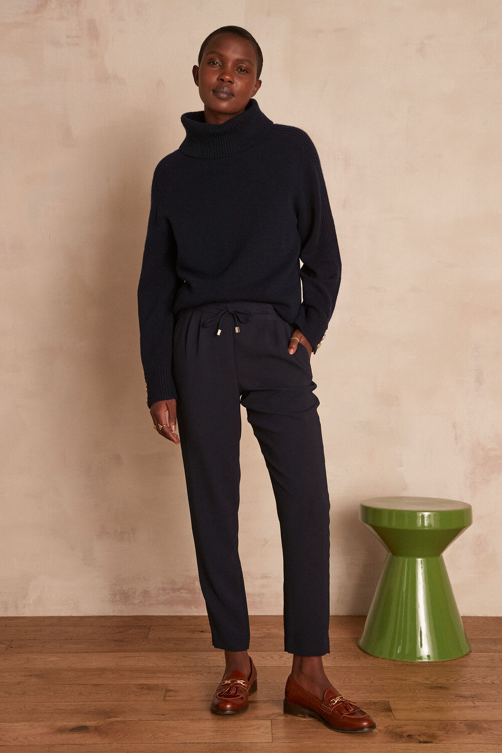 Pantalon carotte en cr&egrave;pe marine flynn marine.