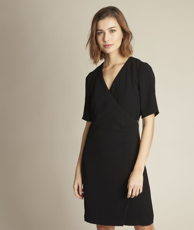 Rechte jurk van cr&ecirc;pe cedrine zwart.