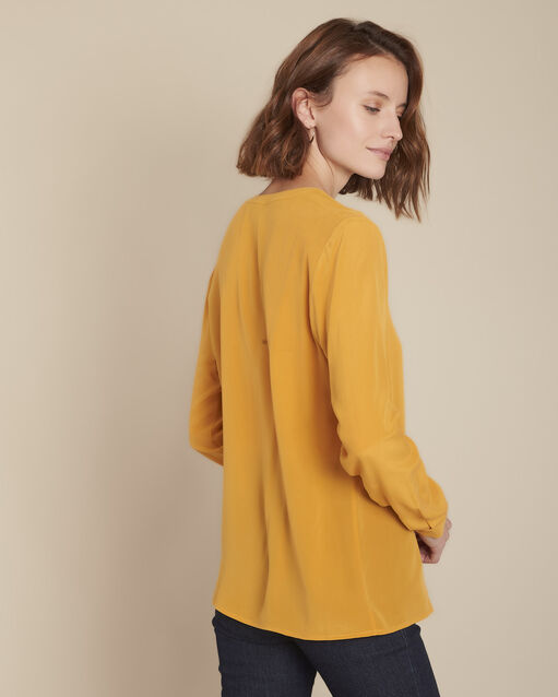 Blouse ambre en soie manel ocre.