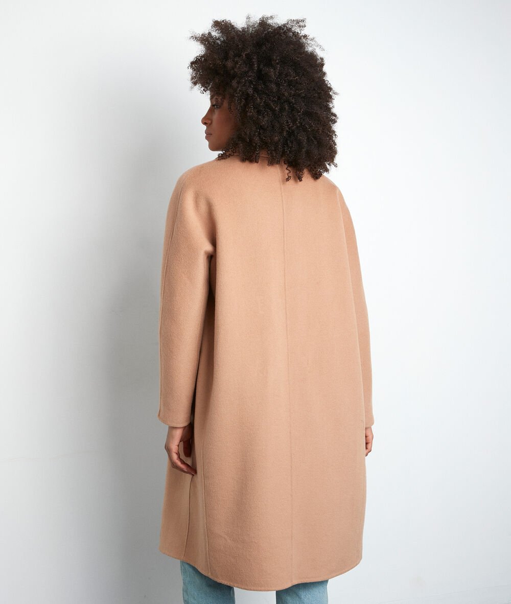 Beige mantel van getextureerde wol lina camel clair.
