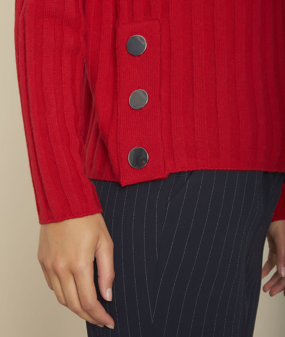 Pull rouge côtelé col montant finesse grenade.