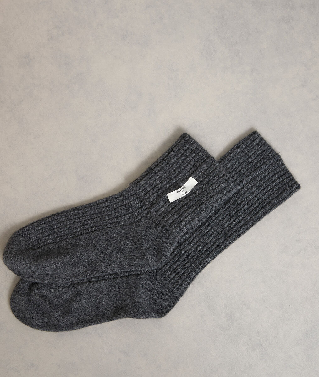 Chaussettes en cachemire côtelé gris anthracite Thevan | 1-2-3 Chaussettes en cachemire côtelé gris anthracite Thevan PhotoZ | 1-2-3