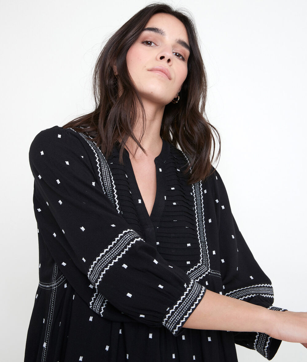 Robe noire brodée larie noir.