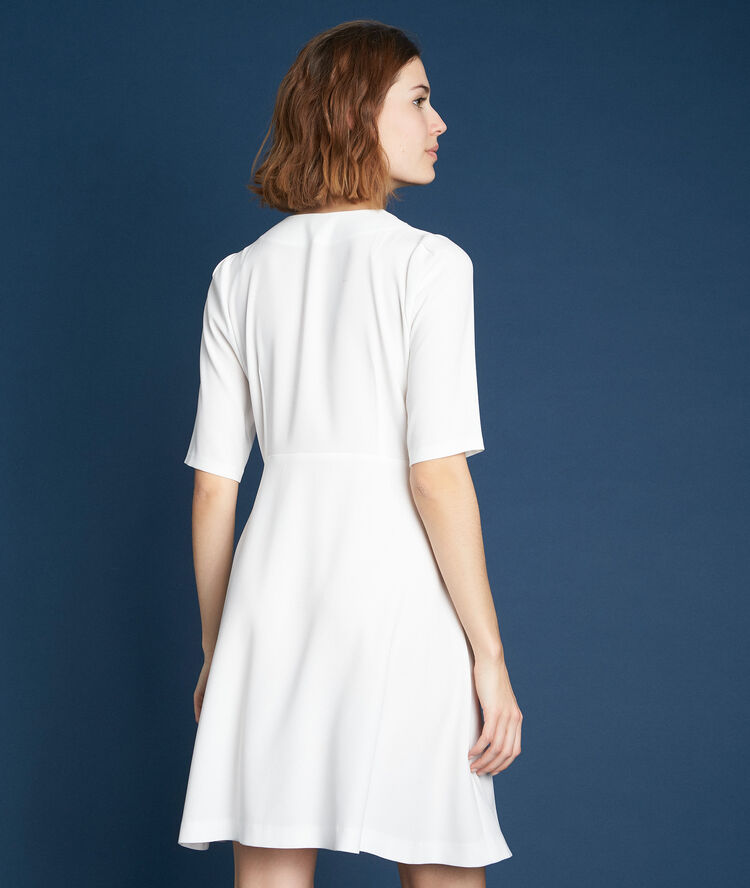 Robe en crêpe écrue fabe ivoire.