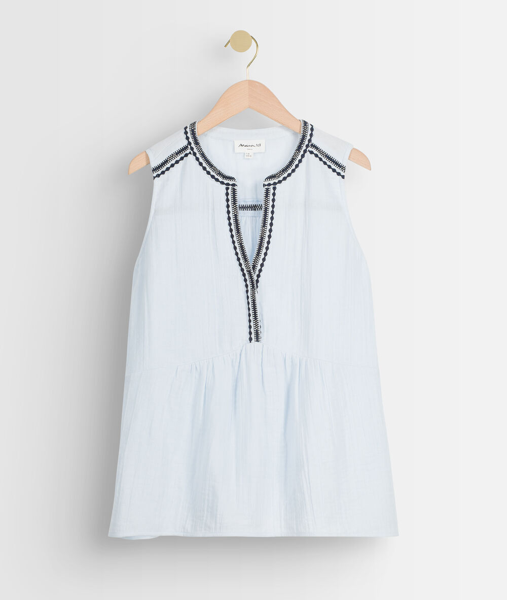 Lichtblauwe geborduurde blouse zonder mouwen alia pure bleached.