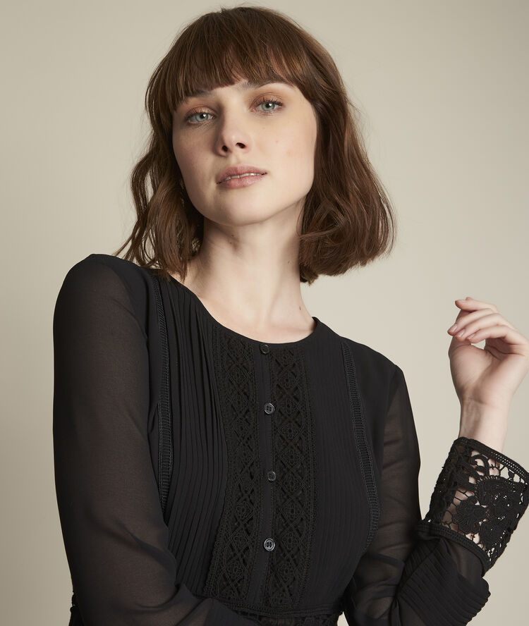 Robe longue en dentelle charlotte noir.