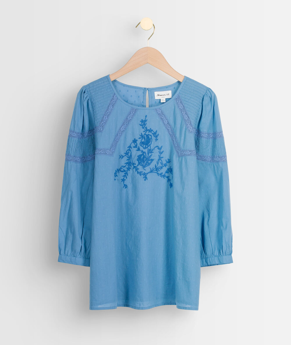 Délicate blouse brodée en coton bleu amelie denim brut.