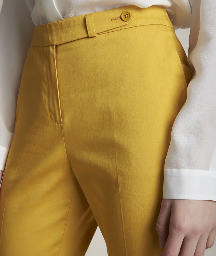 Pantalon cigarette jaune rubis miel.