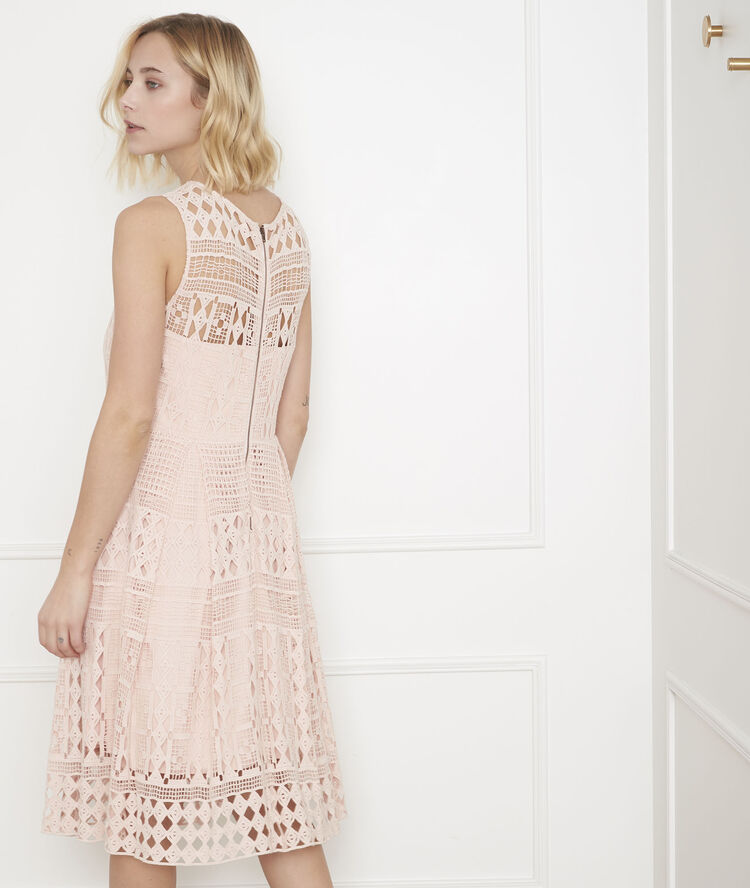 Puderfarbenes kleid aus grafischer spitze honore puder.