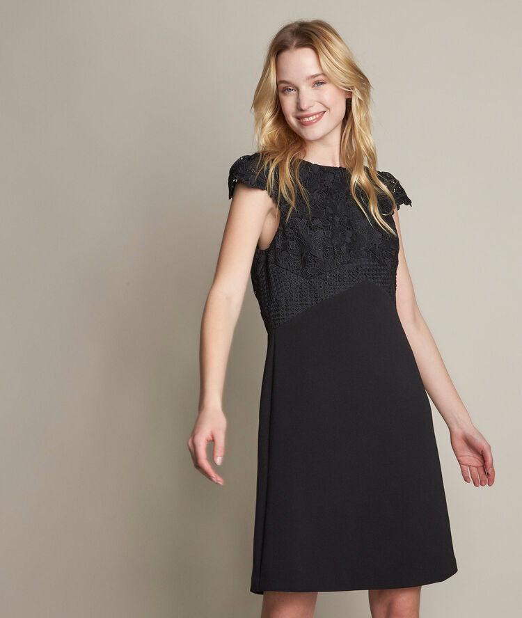 Robe &agrave; dentelle ondine noir.