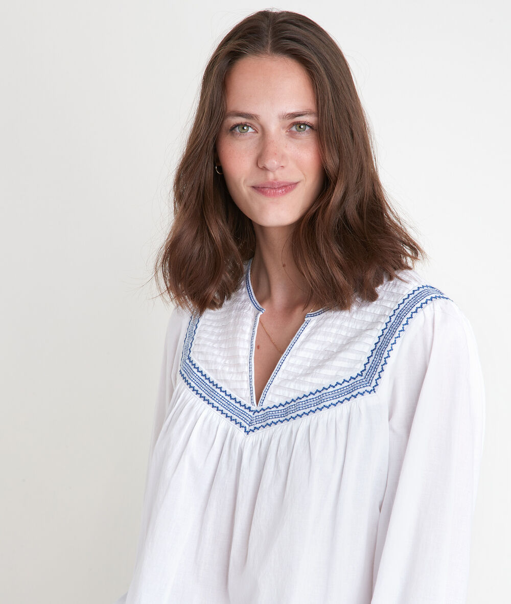 Blouse blanche brodée talissa ciel.