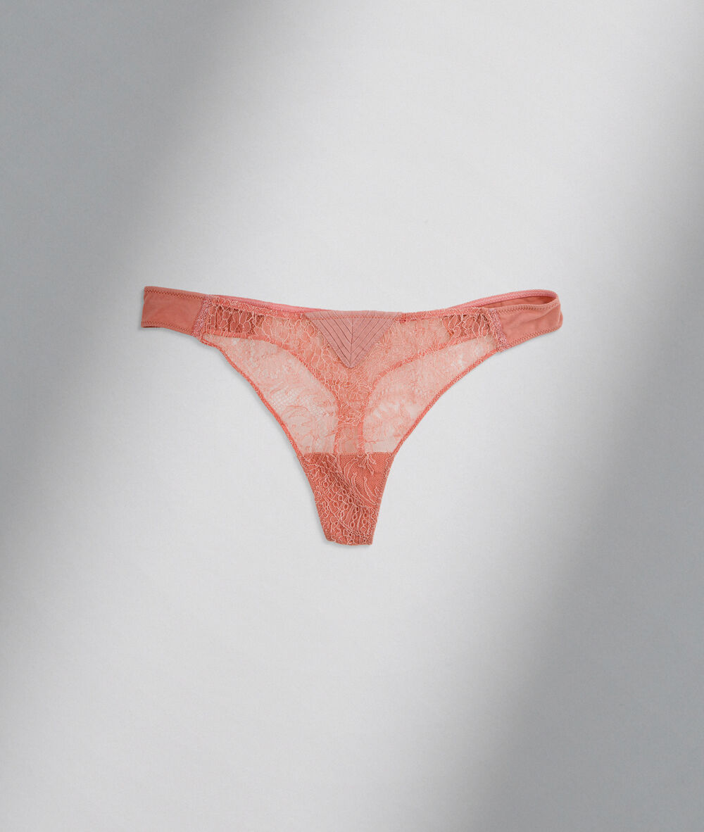 Tanga en dentelle de calais rose chloé make up.
