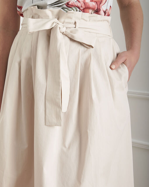 Jupe blanc cassé plis et ceinture suzon blanc casse.