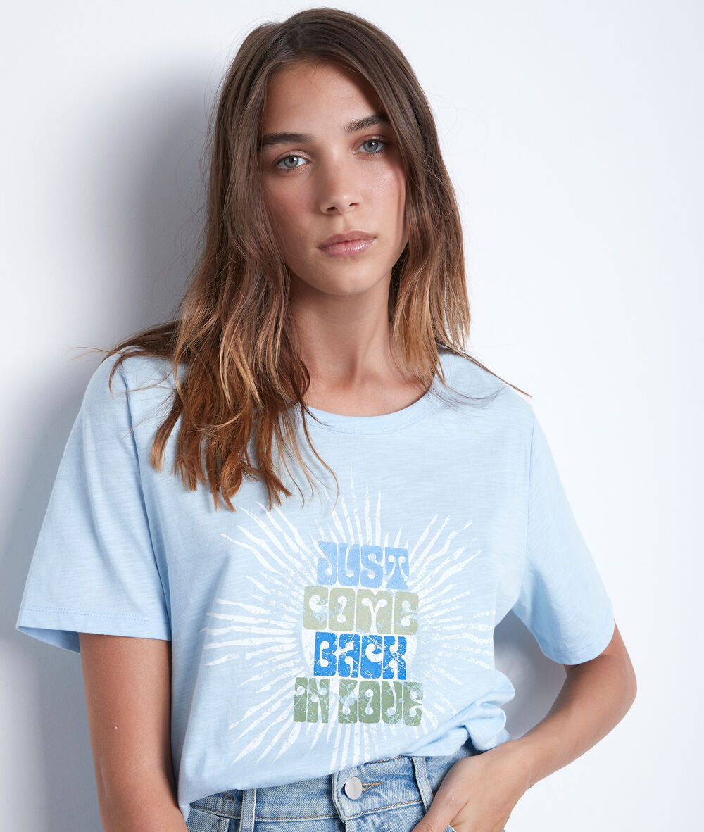 Hemelsblauw katoenen t-shirt met opschrift equinoxe pure bleached.