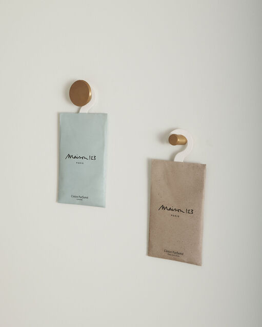 Cintres parfum&eacute;s camel clair.