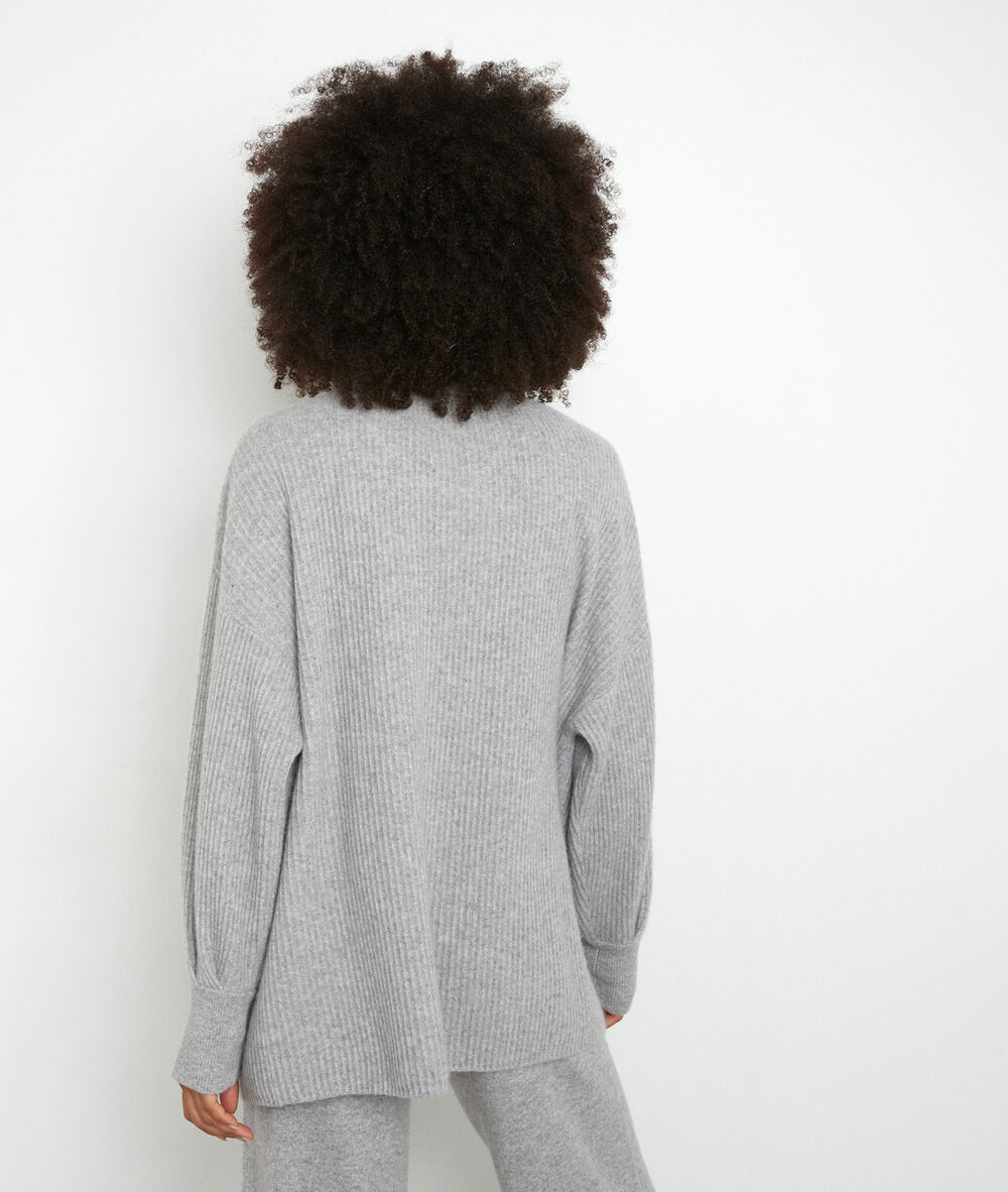 Lichtgrijs lang vest van gerecycled kasjmier thylyan gris chine.