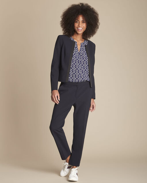 Pantalon de tailleur marine et sa bande lat&eacute;rale suzanne marine.