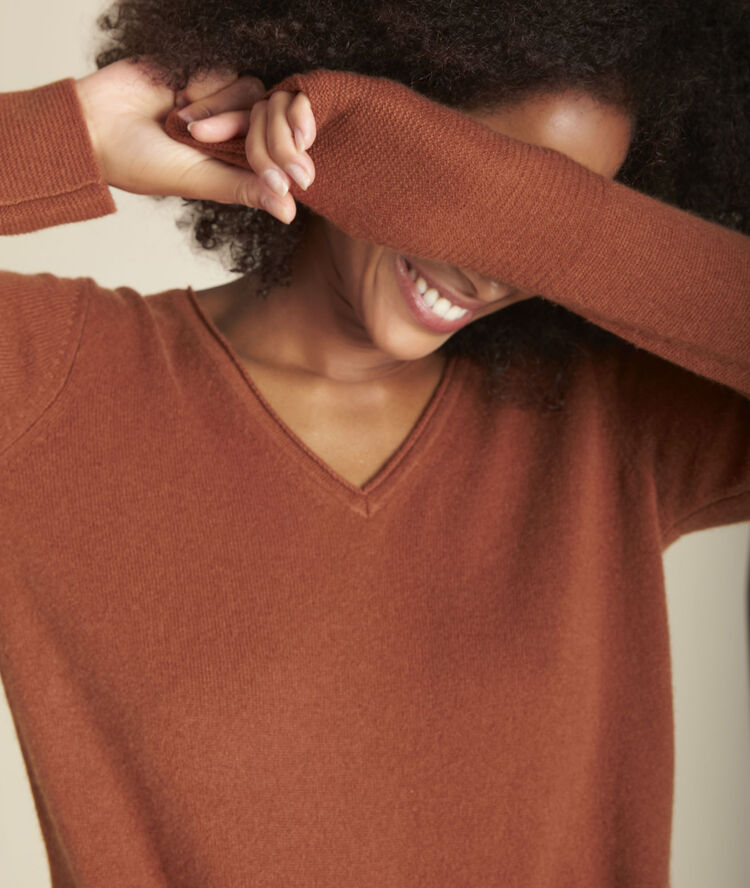 Pull cachemire col v acajou fjord caramel.