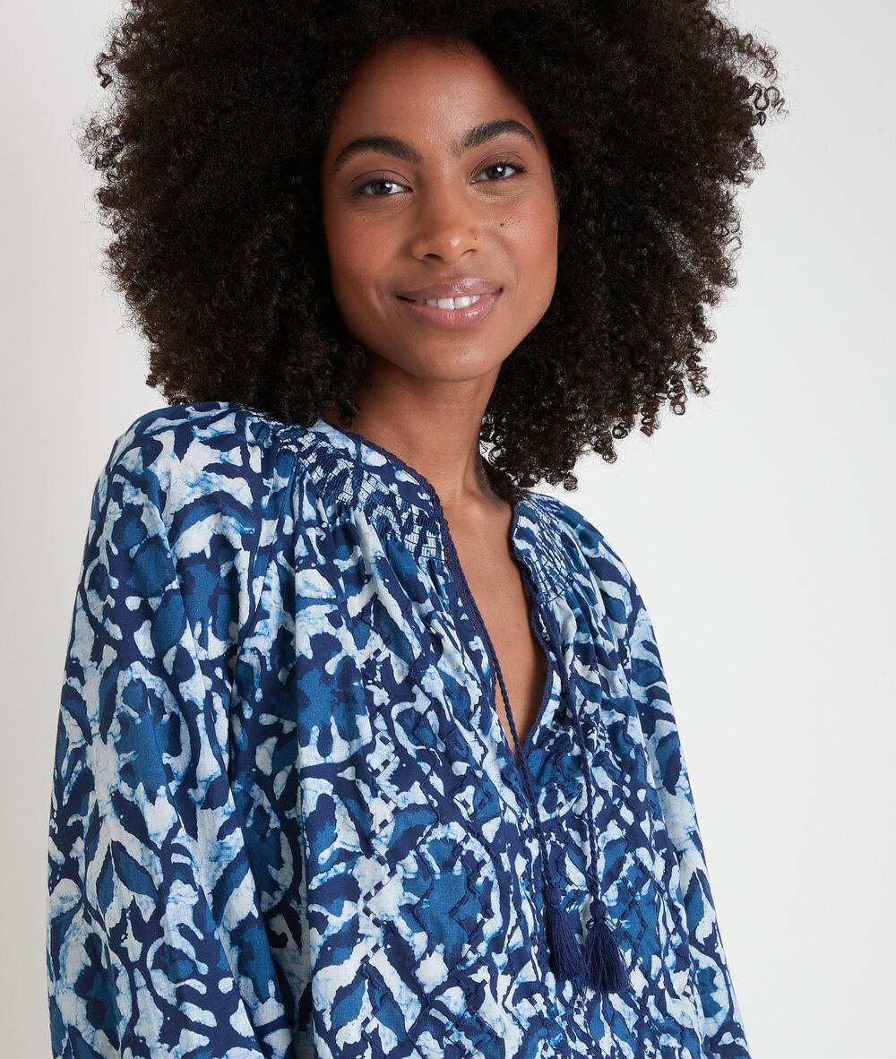 Blouse à l'imprimé artisanal bleu tevaelle denim brut.