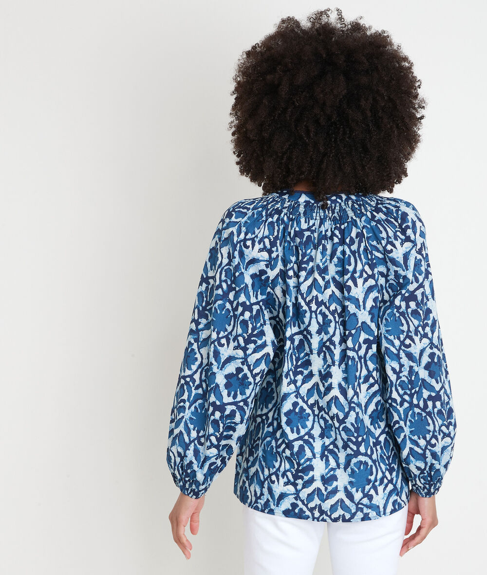 Blouse à l'imprimé artisanal bleu tevaelle denim brut.