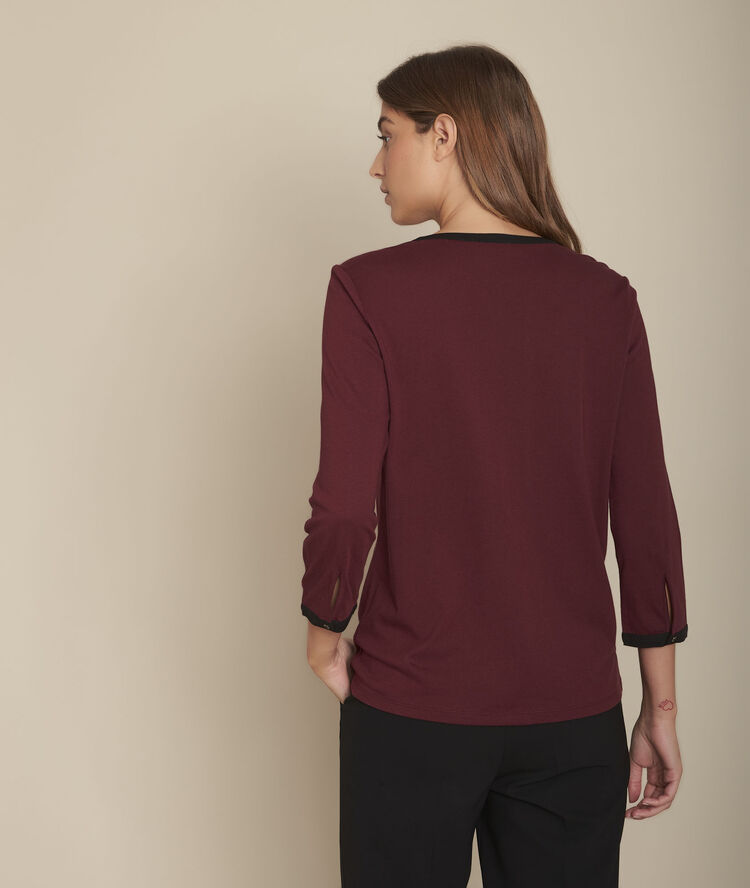Tee-shirt encolure dentelle claire grenat.