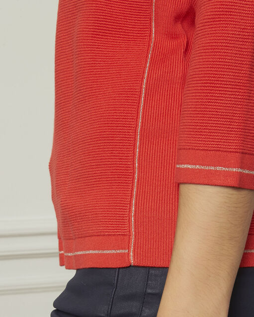 Roter pulli mit knöpfen und lurex avocado geranie.