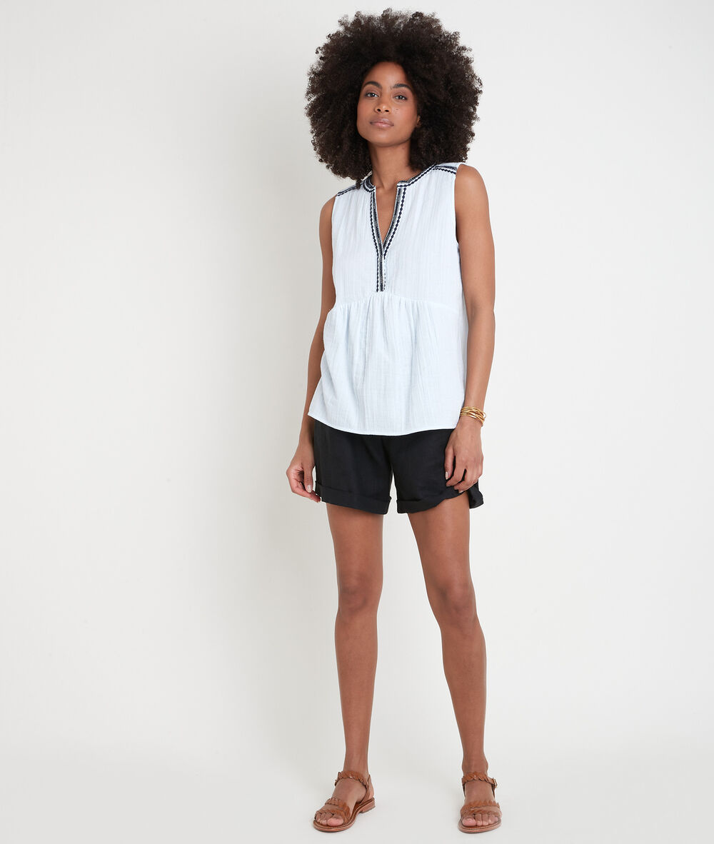 Lichtblauwe geborduurde blouse zonder mouwen alia pure bleached.