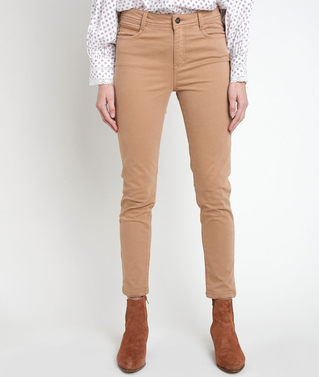 L'iconique slim jean satin de coton marron Sultan | 1-2-3 L'iconique slim jean satin de coton marron Sultan PhotoZ | 1-2-3