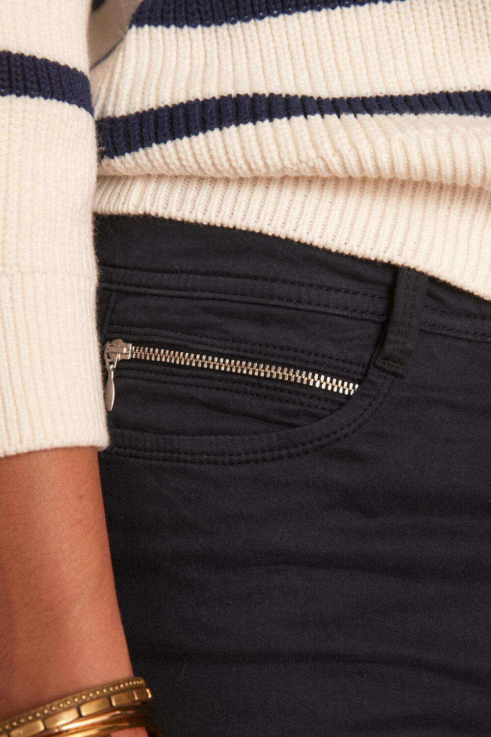 Die ikonische slim aus marineblauem baumwollsatin sultan marineblau.