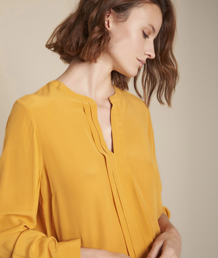 Blouse ambre en soie manel ocre.