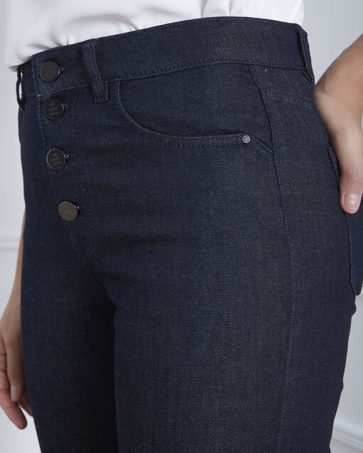 Geradegeschnittene jeans mit knopfleiste. marineblau.