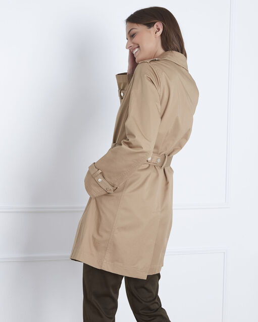 Trench droit beige ceinturé dune camel.