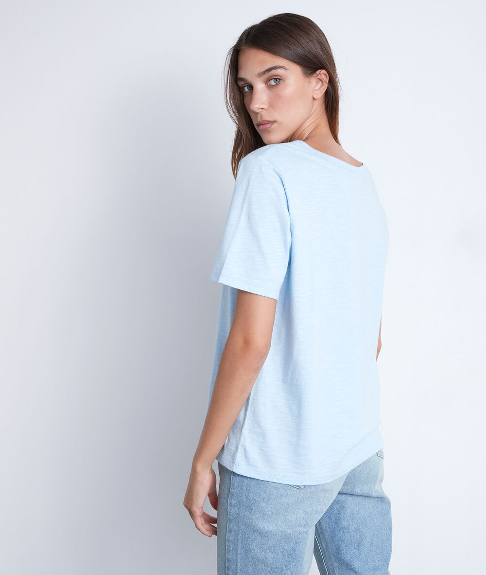 Hemelsblauw katoenen t-shirt met opschrift equinoxe pure bleached.