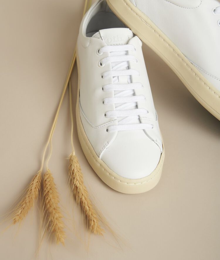 Witte leren sneakers gravi&egrave;re blanc.