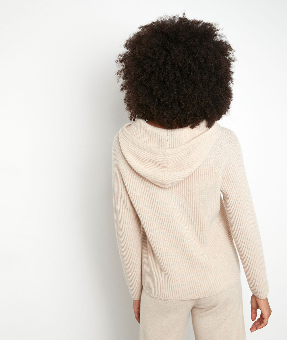 Pull à capuche en cachemire recyclé beige teddy beige clair.