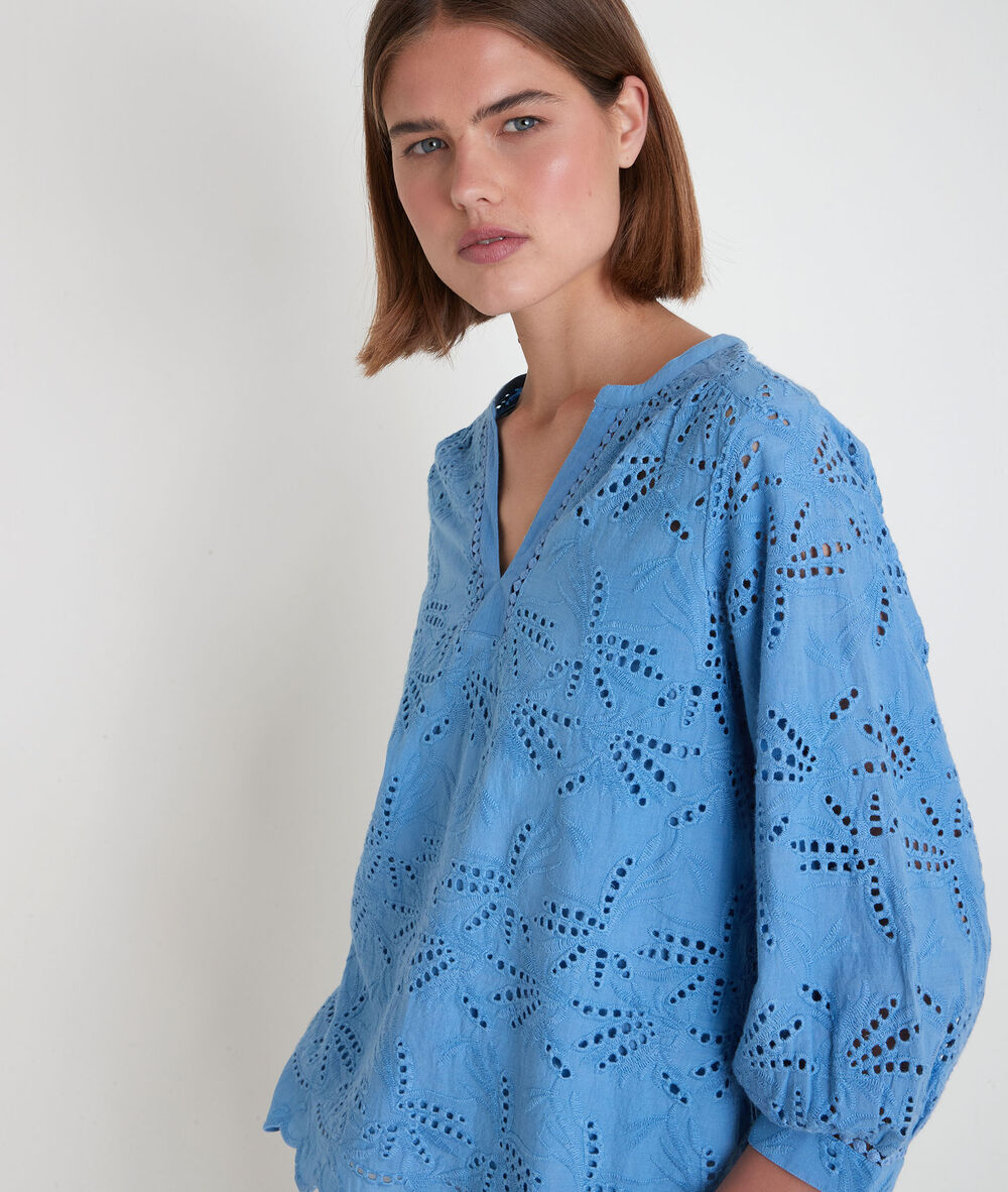 Blouse en broderie anglaise bleue tebene bleu.