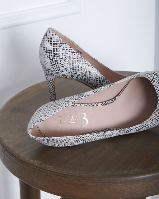 Escarpins en cuir imprimé python kelly ecru.