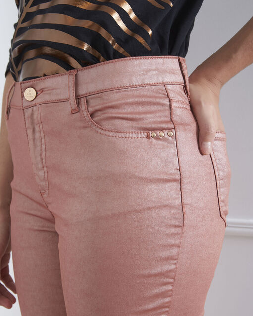 Slim jeans in glänzendem rosé capucine hellrosa.