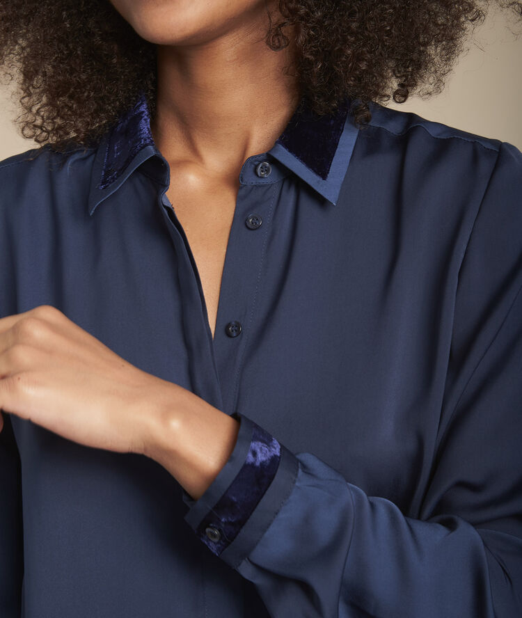 Marineblauw hemd met satijneffect en velourskraag maya marine.