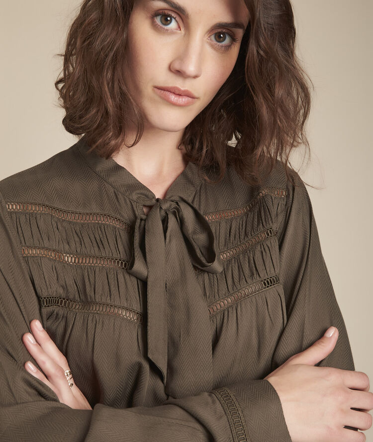 Blouse kaki lavallière et dentelle moulin kaki.