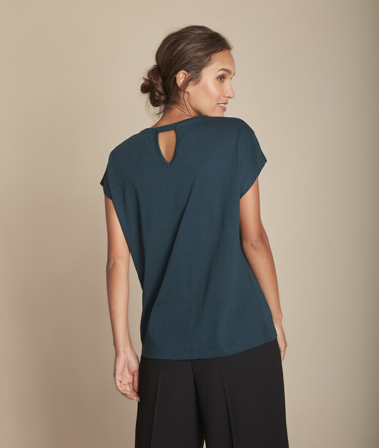 Dunkelgrünes t-shirt mit gestickten ajour-details am ausschnitt chypre waldgrün.