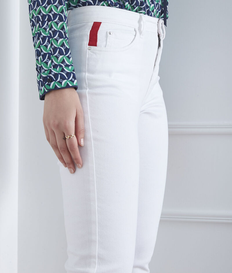 Jean blanc détail gros grain et revers cassie blanc.
