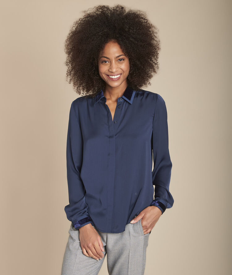 Chemise marine satinée col velours maya marine.