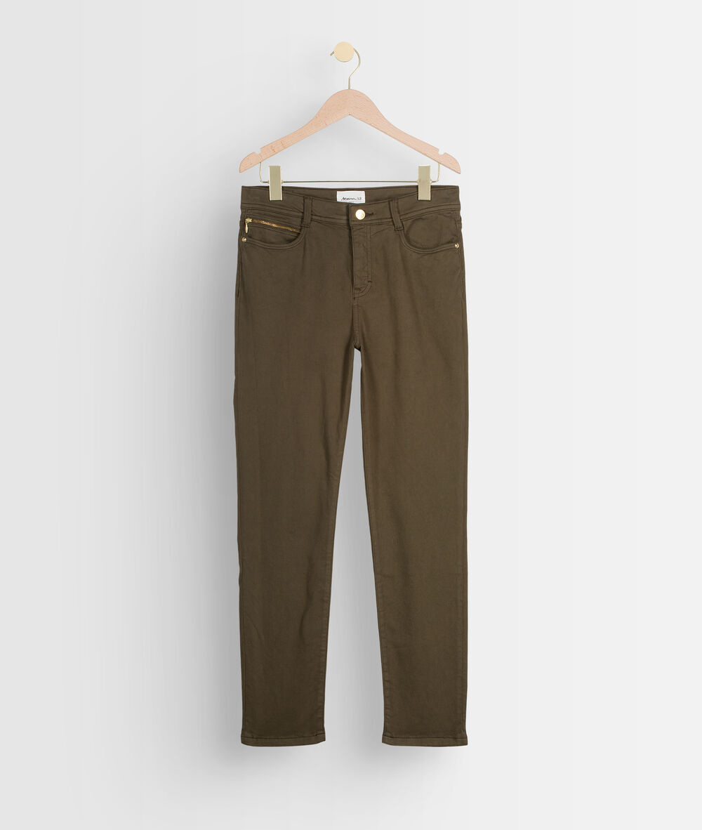 L'iconique slim satin de coton biologique et recyclé kaki sultan kaki.