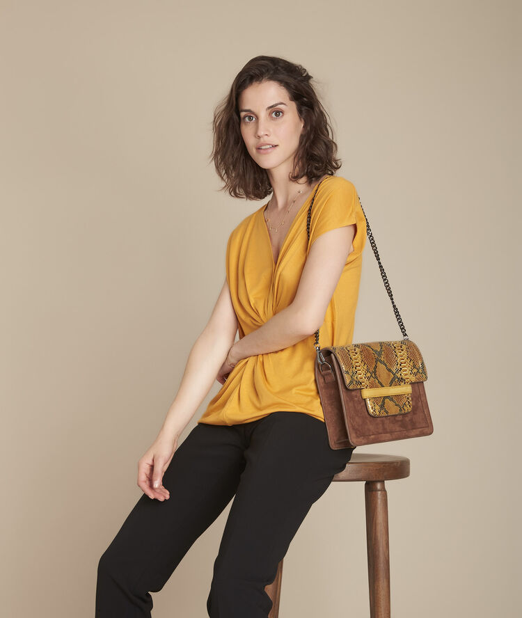 Geel t-shirt met plooitjes en cache-coeur-effect carine soleil.